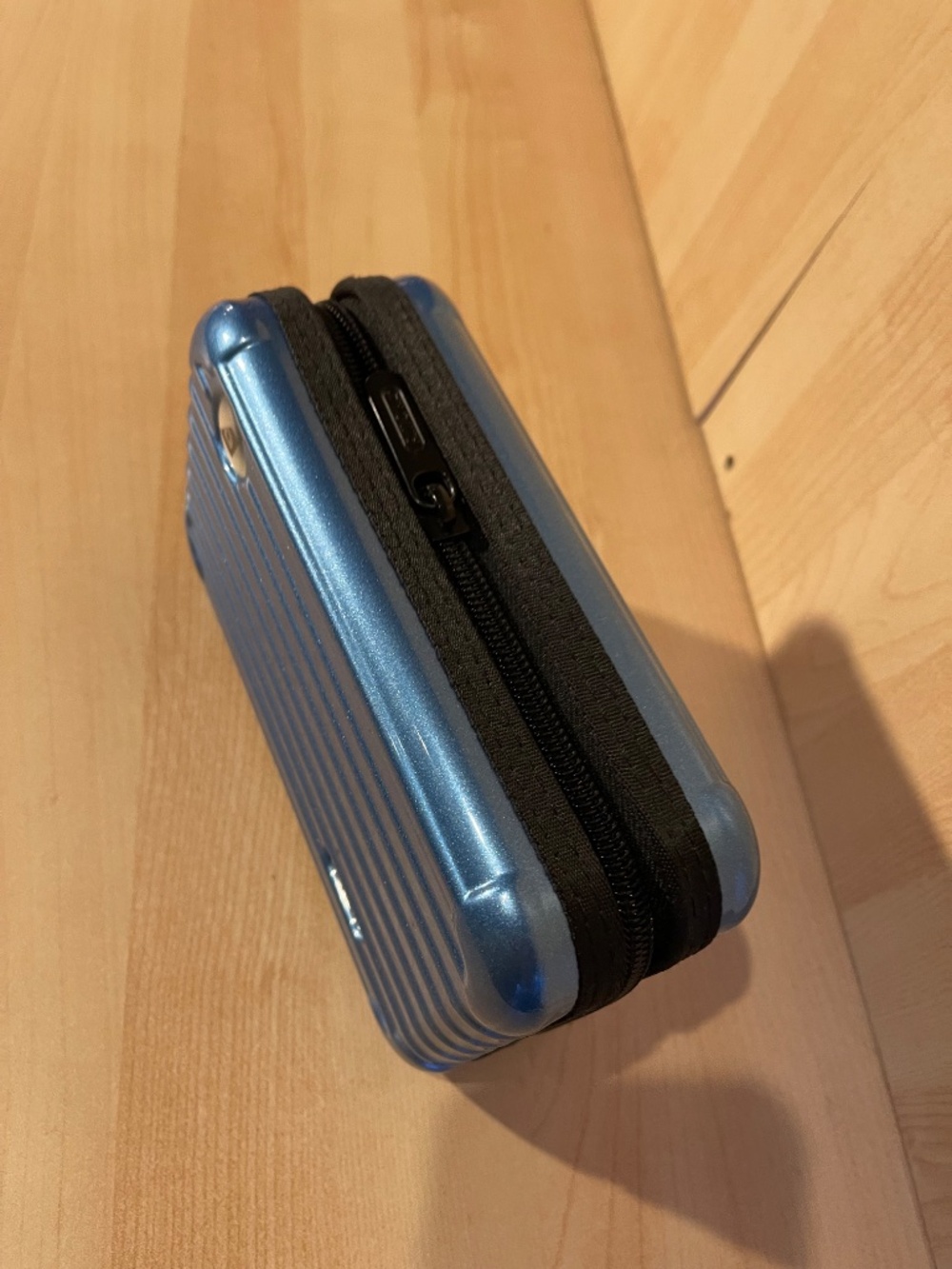 RIMOWA Metallic Blue Ribbed Hard-Shell Card Case - Picture 4 of 6